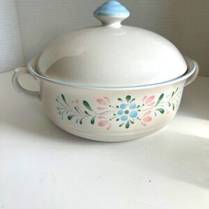 FASCINO STONEWARE HAND DECORATED FLORAL CASSEROLE DISH WITH LID  2 QT JAPAN